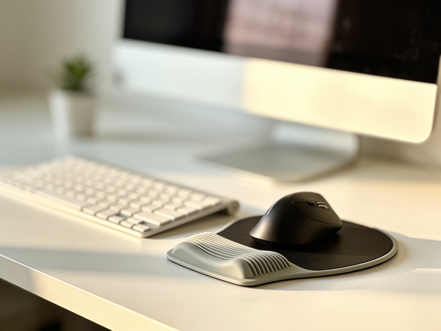 Smartsitters Wrist Support Mouse Pad — lifestyle desk